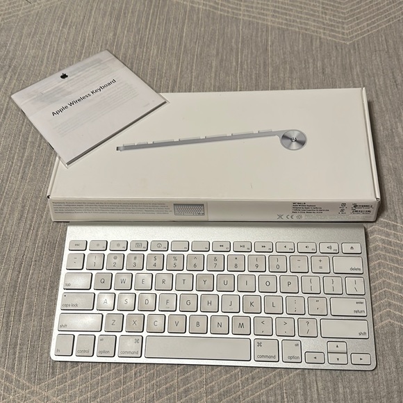 Apple Wireless Keyboard Model No. A1314 - Picture 1 of 12